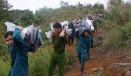 Hàng trăm kẻ buôn lậu 'bỏ của chạy lấy người' khi bị cảnh sát truy quét